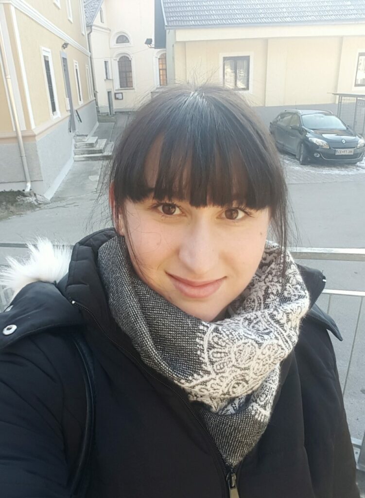 Zgodbe iz zakulisja: Silvija Kuhar, učiteljica angleščine 9 Zgodbe iz zakulisja Silvija Kuhar uciteljica anglescine
